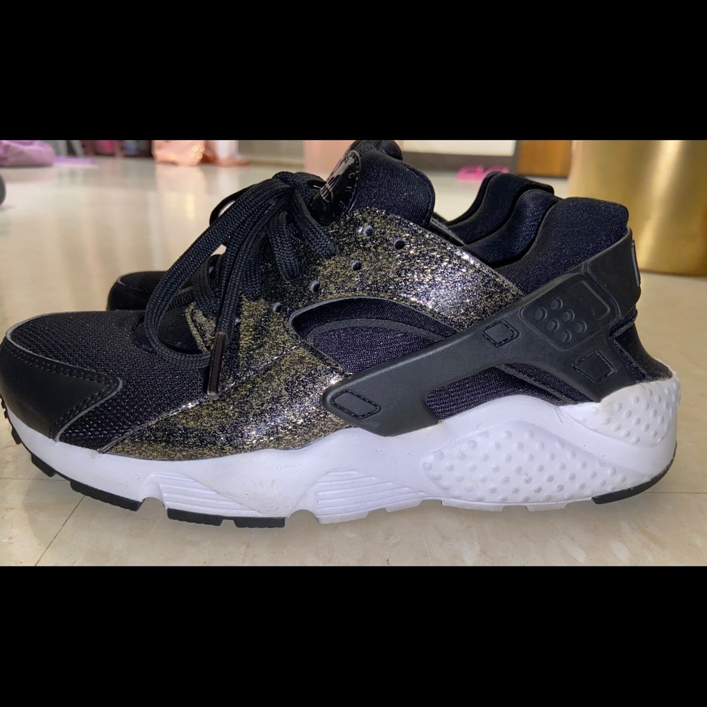 ⚡️ Nike Huarache Run GS Size 5Y Black and Gold